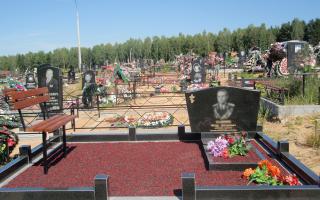 Памятник из черного гранита с гранитной оградой и металлической лавочкой