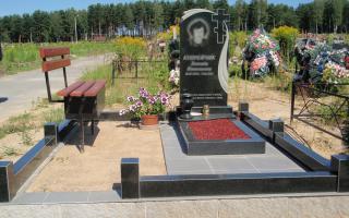 Фото памятника с открытым цветником и ограды из гранита, на могиле установлена лавочка