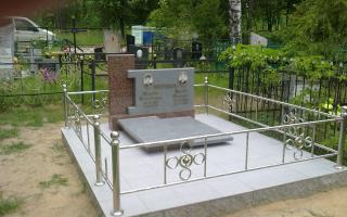 Комбинированный гранитный памятник с оградой из нержавейки